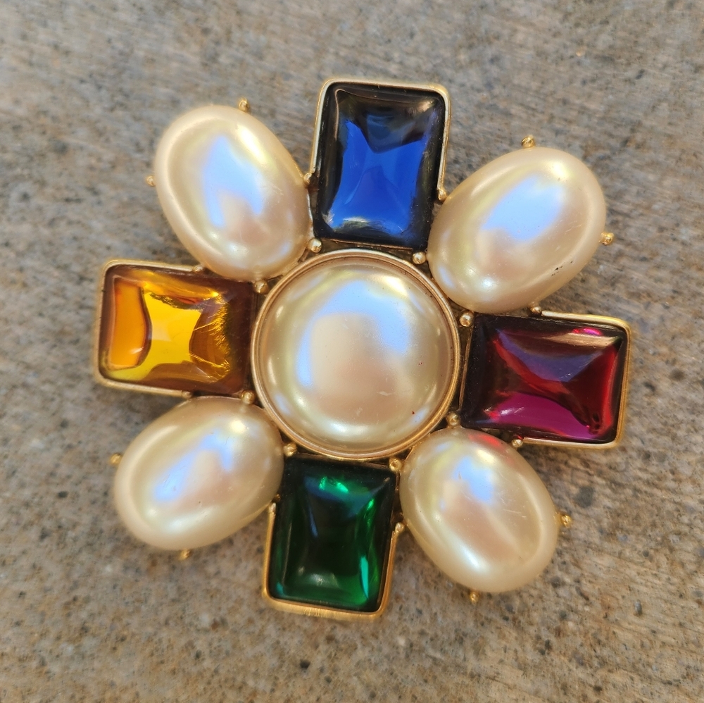 Elegant Vintage Multicolor Brooch with Pearl Accents